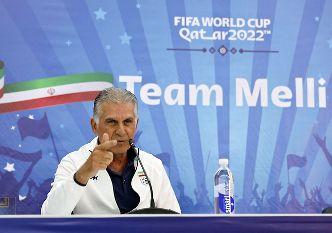 카를루스 케이로스 전 이란 축구 대표팀 감독이 지난해 11월15일 카타르 도하에서 기자회견 도중 발언하고 있다. 도하|로이터연합뉴스