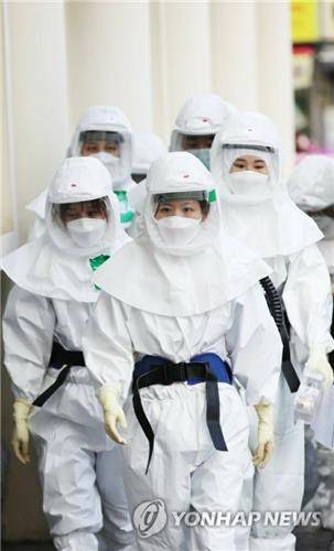 코로나 때 파견 간 김수련 간호사(맨 앞) [연합뉴스 자료사진]