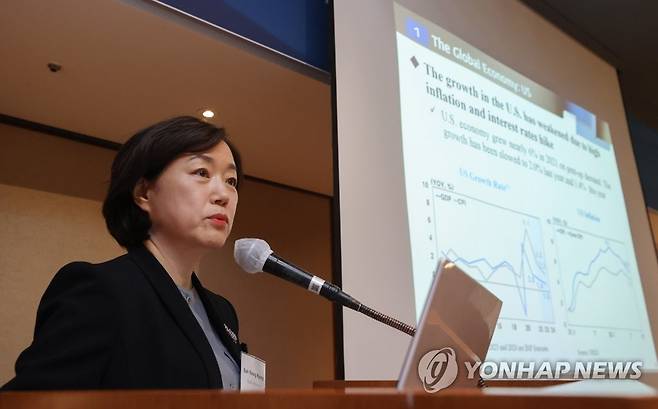 서영경 한은 금통위원 '올해 한국 경제성장률 전망치 1.7%' (서울=연합뉴스) 서대연 기자 = 서영경 한국은행 금융통화위원이 7일 오전 서울 용산구 그랜드하얏트호텔에서 열린 주한미국상공회의소(암참) 간담회에서 모두발언을 하고 있다. 2023.2.7 dwise@yna.co.kr