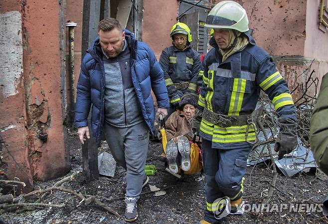 러'군 공격으로 부상한 하르키우 주민 구조하는 대원들 (하르키우 EPA=연합뉴스) 5일(현지시간) 러시아군 미사일 공격으로 파괴된 우크라이나 북동부 하르키우의 한 주택에서 구조대원들이 부상한 여성을 옮기고 있다. 올레그 시네그보우 하르키우 주지사는 텔레그램 계정에 "하루키우 도심에 러시아 미사일 두 발이 떨어져 최소 4명이 다쳤다"고 썼다. 하르키우와 주변 지역은 지난해 2월 우크라이나 침공을 시작한 러시아군의 집중포격 대상이 돼 왔다. 2023.02.07 yerin4712@yna.co.kr
