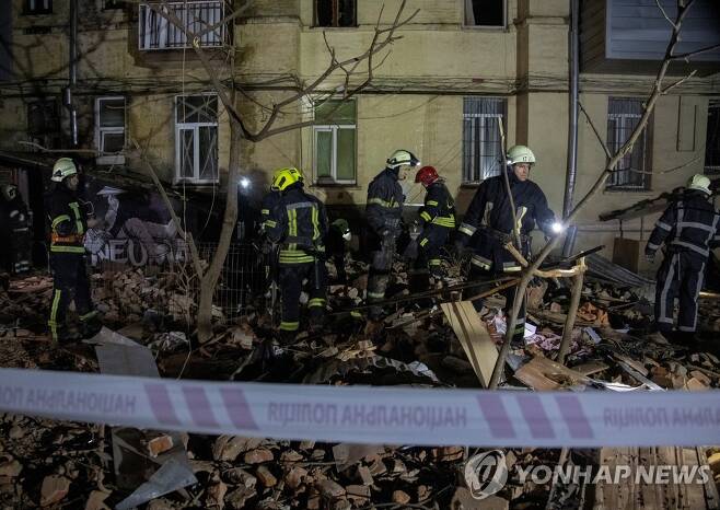 '미사일 피격' 아파트서 작업하는 우크라 구조대원들 (하르키우 로이터=연합뉴스) 러시아가 쏜 것으로 추정되는 미사일에 맞은 우크라이나 하르키우의 한 아파트에서 지난 달 30일(현지 시간) 구조대원들이 작업을 하고 있다. 전날 올레그 시네그보우 하르키우 주지사는 텔레그램에 글을 올려 "러시아 미사일이 주택 건물에 충돌해 1명이 숨졌다"고 밝혔다. 2023.02.07 ddy04002@yna.co.kr