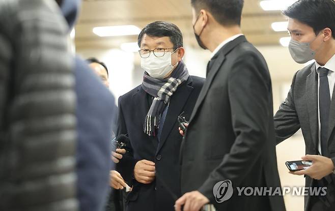 '세월호 초동조치 미흡' 김석균 전 해경청장 2심 선고 공판 출석 (서울=연합뉴스) 류영석 기자 = 세월호 참사 당시 적절한 초동 대응을 하지 않아 승객들을 숨지게 한 혐의로 기소된 김석균 전 해양경찰청장이 7일 오후 서울 서초구 서울고등법원에서 열린 2심 선고 공판에 출석하고 있다. 2023.2.7 ondol@yna.co.kr