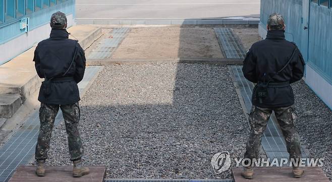 군사분계선 지키는 한국군 (파주=연합뉴스) 서대연 기자 = 6·25전쟁 정전 70주년을 맞은 가운데 7일 오후 경기도 파주시 판문점 군사분계선 앞에서 국군 장병들이 근무하고 있다. 2023.2.7 dwise@yna.co.kr