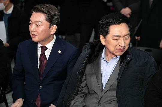 국민의힘 안철수 당대표 후보(왼쪽)와 김기현 후보가 지난 7일 서울 강서구의 한 방송스튜디오에서 열린 국민의힘 제3차 전당대회 비전발표회에 참석한 모습. 사진=뉴시스