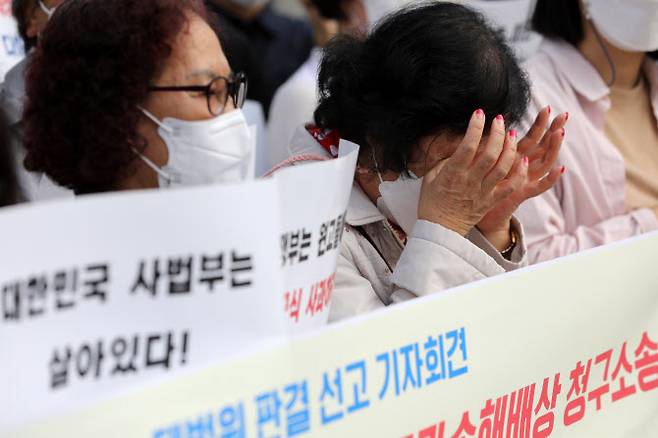 지난해 9월 29일 오전 서울 서초동 대법원 앞에서 열린 한국 내 기지촌 미군 ‘위안부’ 국가손해배상청구소송 대법원 선고 판결 기자회견에서 원고인 김 모씨가 눈물을 훔치고 있다. 사진=뉴스1.
