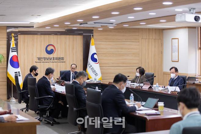개인정보보호위원회는 8일 제2회 전체회의를 열고 페이스북의 모회사 메타에 시정명령과 660만원의 과태료 부과, 공포하는 시정조치를 의결했다.
