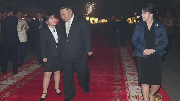 김정은 북한 국무위원장이 건군절 75주년 기념연회에 딸 김주애와 함께 참석하고 있다.(사진=연합뉴스)