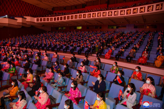 북한 건군절(인민군 창건일) 75주년을 경축하여 지난 6일 청년중앙회관에서 청년중앙예술선전대공연 ‘수령이시여 명령만 내리시라’가 진행됐다고 조선중앙통신이 8일 보도했다. (사진=연합뉴스)