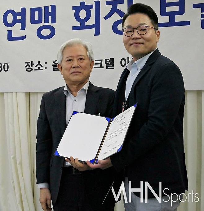 한상호 대한컬링연맹 회장 당선자가 오진학 선거관리위원장으로부터 당선증을 교부받고 있다.(대한컬링연맹 제공)