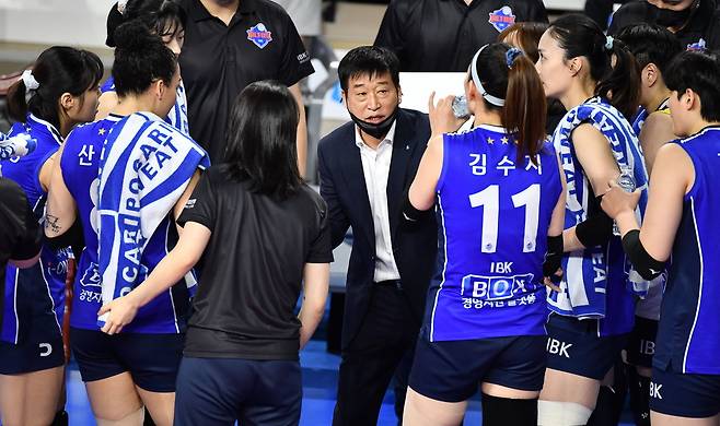 기업은행 김호철 감독(가운데)이 작전지시를 내리고 있다, KOVO