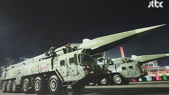 지난해 4월 열린 열병식에서 공개된 신형 대륙간탄도미사일(ICBM) 화성-17형의 모습. 〈자료사진=JTBC 방송화면 캡처〉