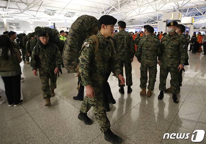 튀르키예 지진 실종자 수색 등을 위한 대한민국 긴급구호대(KDRT) 대원들이 7일 오후 인천국제공항 제1여객터미널에서 집결하고 있다. 정부는 외교부와 소방청·코이카(KOICA·한국국제협력단) 등 관계자 60여명, 육군특수전사령부 병력 50여명 등으로 구성된 긴급구호대를 튀르키예로 파견한다. 2023.2.7/뉴스1 ⓒ News1 구윤성 기자