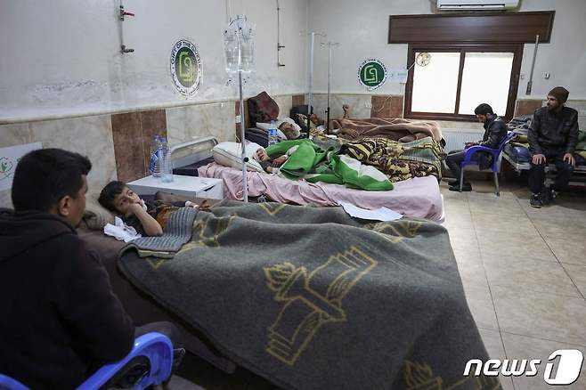 지난 6일(현지시간) 튀르키예와 시리아를 강타한 지진으로 시리아 북서부 이들리브주(州) 외곽에 있는 다르쿠시 마을에 있는 알 라마 병원에서 치료를 받고 있다. 튀르키예와 시리아 측 발표에 따르면 이날 지진으로 인한 사망자는 현재까지 7800명을 넘었다. 23.02.06 ⓒ AFP=뉴스1 ⓒ News1 김예슬 기자