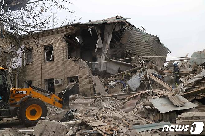 지난해 12월23일(현지시간) 우크라이나 자포리자에서 러시아 군의 포격을 받아 산산조각이 난 산부인과 건물이 보인다. ⓒ AFP=뉴스1 ⓒ News1 우동명 기자