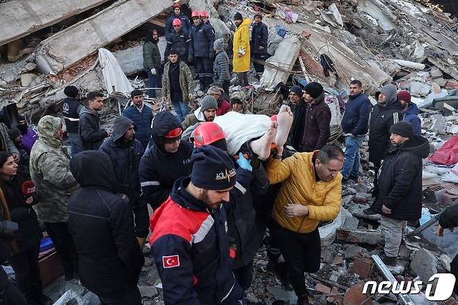 7일(현지시간) 규모 7.8의 강진으로 7800여명이 숨진 가운데 튀르키예의 카라만마라슈의 무너진 건물에서 구조대원이 생존자를 구하고 있다. ⓒ AFP=뉴스1 ⓒ News1 우동명 기자