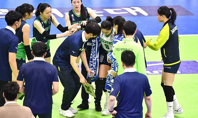 7일 흥국생명전에서 부상 당한 현대건설 리베로 김연견 (한국배구연맹 제공)