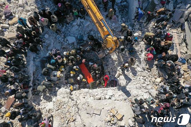7일 (현지시간) 규모 7.8의 강진의 강타로 7000여명이 숨진 시리아 살킨의 무너진 건물에서 구조대원이 생존자와 희생자를 수색하고 있다. ⓒ AFP=뉴스1 ⓒ News1 우동명 기자