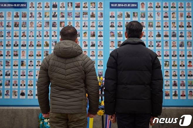 리시 수낵 영국 총리가 19일(현지시간) 키이우를 깜짝 방문해 러시아 군과 전투 중 숨진 우크라이나 병사의 추모의 벽에 볼로디미르 젤렌스키 우크라이나 대통령과 헌화를 하고 있다. ⓒ AFP=뉴스1 ⓒ News1 우동명 기자