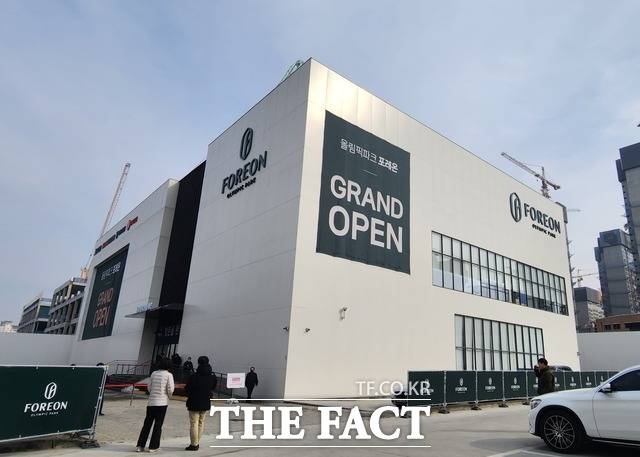 둔촌주공 재건축 아파트(올림픽파크포레온)의 예비당첨자 계약이 시작된 7일 오후 강동구 올림픽파크포레온 견본주택에는 찾는 이들이 눈에 띄지 않았다. /최지혜 기자