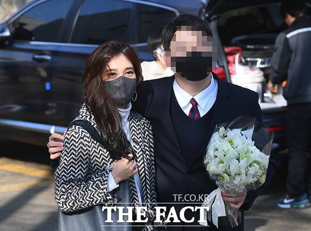 이부진 호텔신라 사장이 8일 오후 서울 강남구의 한 중학교에서 열린 아들 임 모군의 졸업식에 참석해 기념 사진을 찍고 있다. 졸업식 내내 기분 좋은 표정이었던 이 사장은 임 군이 나오자, 아들을 챙기며 기념 촬영도 잊지 않았다. /이동률 기자