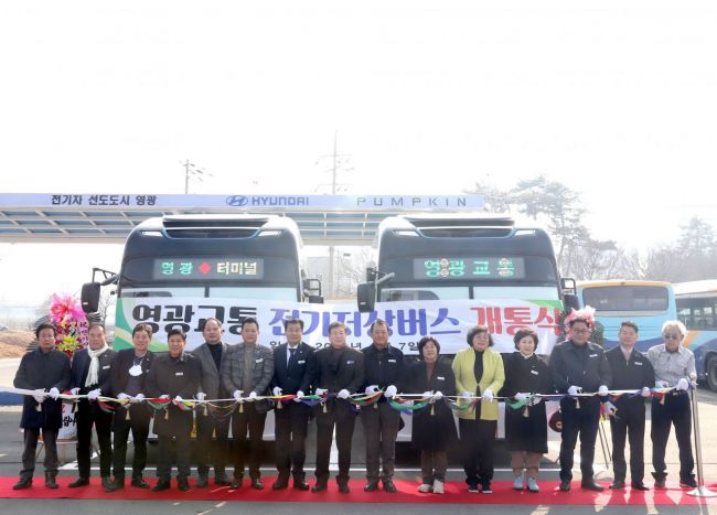 영광군이 지난 7일 영광교통 차고지에서 군 단위 최초 친환경 전기저상버스 개통식 및 운행을 시작했다.[사진제공=영광군]