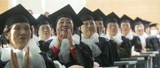 8일 오전 영등포구 성인문해 기관 '늘푸름학교' 졸업식에서 졸업생이 환한 얼굴로 박수를 치고 있다./박상훈 기자
