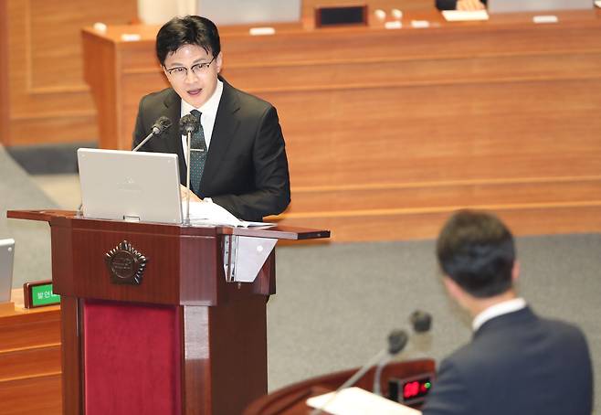 한동훈 법무부 장관이 8일 서울 여의도 국회에서 열린 교육·사회·문화 대정부질문에서 질의에 답하고 있다. /뉴스1