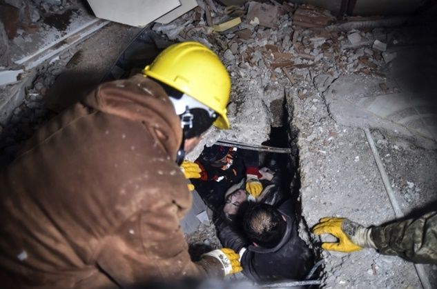 7일(현지시간) 구조대원들이 강진으로 붕괴한 튀르키예 남부 카흐라만마라슈 엘비스탄의 건물 잔해에서 한 여성을 구조하고 있다. ⓒ AP/연합뉴스