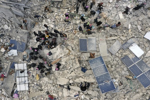 6일(현지시간) 튀르키예와 국경 지역인 시리아 이드리브주 하렘에서 민방위대와 보안군이 지진으로 무너진 건물 잔해를 수색하고 있다. 2023.02.07. [하렘=AP/뉴시스]