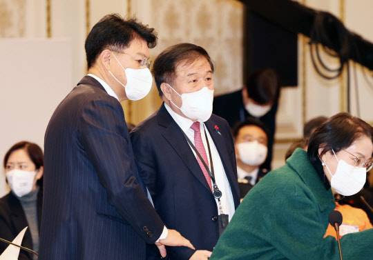 국회 행정안전위원장인 장제원(왼쪽) 국민의힘 의원과 이진복(가운데) 대통령실 정무수석이 지난 1월27일 청와대 영빈관에서 열린 통일부·행정안전부·국가보훈처·인사혁신처 업무보고에 참석, 대화하고 있다.<연합뉴스>