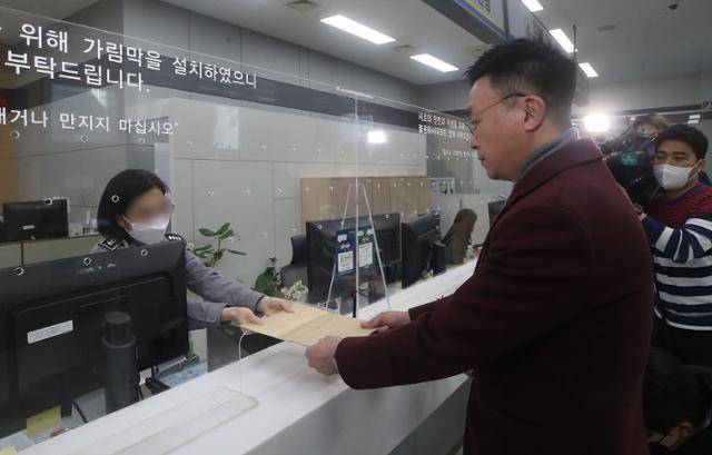 최지우 대통령실 법률비서관실 행정관이 3일 서울 종로구 서울지방경찰청 민원실에서 윤석열 대통령의 새 관저를 물색하는 과정에 역술인 천공이 개입했다는 의혹을 제기한 부승찬 전 국방부 대변인과 그의 주장을 최초 보도한 언론사에 대한 고발장을 접수하고 있다. 뉴스1