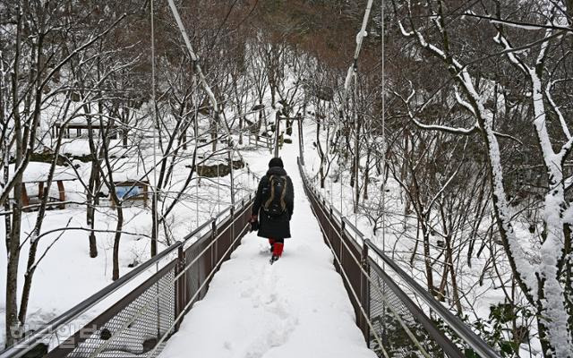 내수전옛길 정미야골에 계곡을 가로지르는 다리가 놓여 있다.