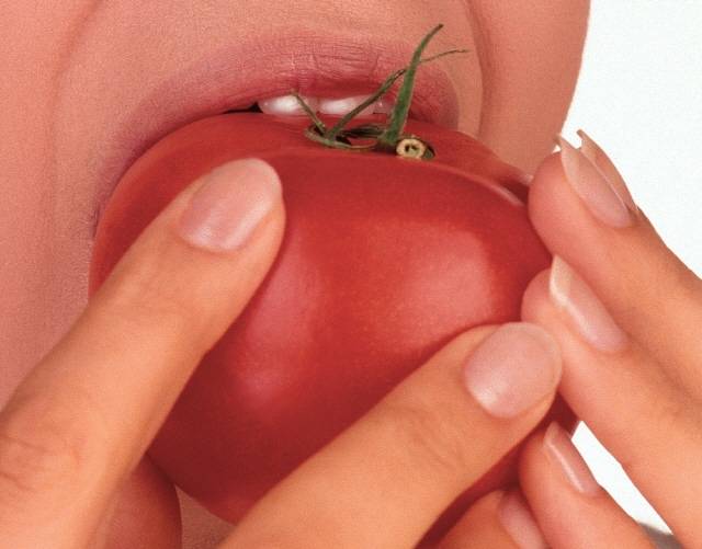 노화를 늦추기 위해서는 체내 염증을 없애는 토마토, 견과류를 먹는 게 좋다./사진=클립아트코리아