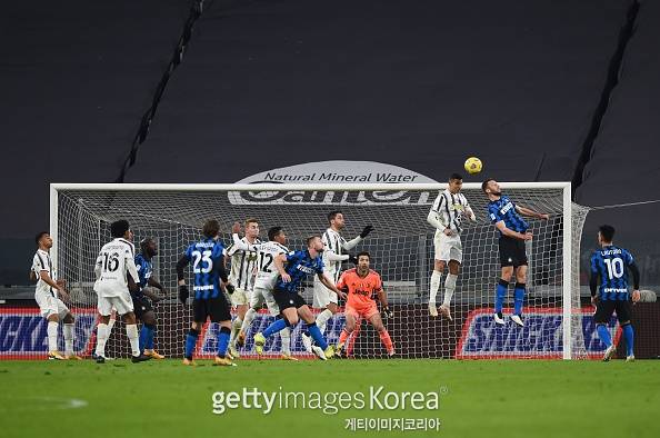 세리에A에서 뛸 때 호날두의 헤딩 경합.&nbsp; &nbsp;사진=게티이미지