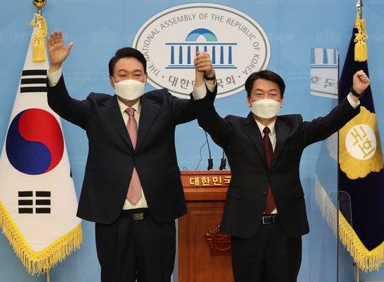 윤석열 대통령이 지난해 3월 3일 국회 소통관에서 안철수 당시 국민의당 대선 후보와 단일화를 선언한 뒤 포즈를 취했다. [연합뉴스]