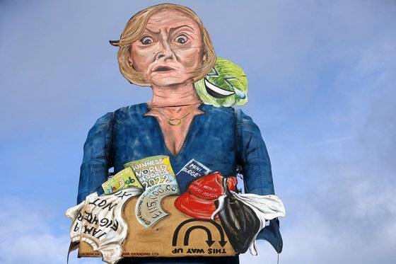 리즈 트러스를 조롱하는 취지의 조각상. 그의 '미니 예산'으로 영국 경제가 위기에 처했다는 내용이 담겼다. 그의 어깨엔 최단기 재임 기간을 비꼬는 양배추도 얹혀있다. 로이터=연합뉴스