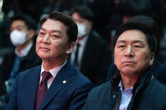 국민의힘 당 대표 후보로 출마하는 김기현 후보와 안철수 후보가 지난 7일 오전 서울 강서구 ASSA빌딩 방송스튜디오에서 열린 국민의힘 제3차 전당대회 비전발표회에 참석해있다. 뉴스1