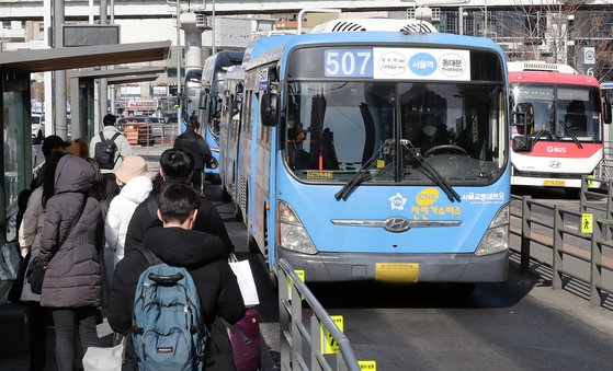 지난 1월 서울 중구 서울역 인근 버스전용차로에서 버스가 운행되고 있다.   뉴스1