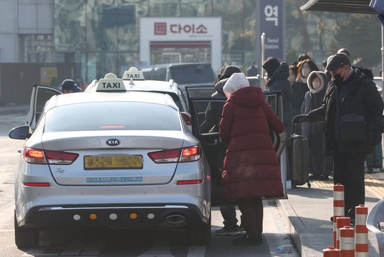 새해 전국 대부분 시도가 택시·지하철·버스 등 대중교통 요금 인상을 이미 결정했거나 유력하게 검토하고 있는 가운데 지난 1월 서울역 택시 승강장에서 승객들이 택시에 탑승하고 있다.   연합뉴스