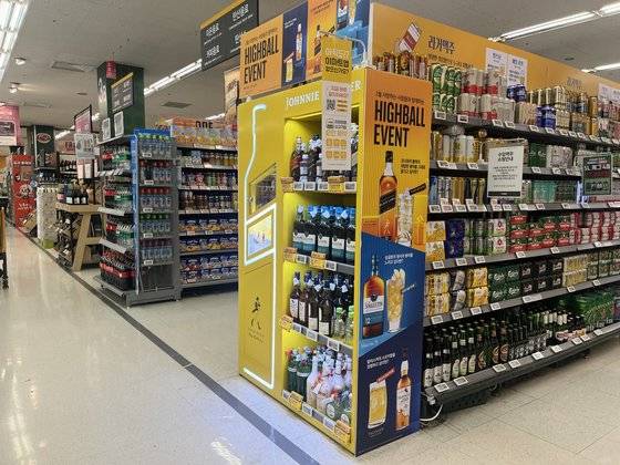 이마트 성수점의 주류 판매대 끝 부분에 자리한 위스키. 흔히 가장 잘 팔리는 주력 상품을 배치하는 곳이다. 사진 이마트