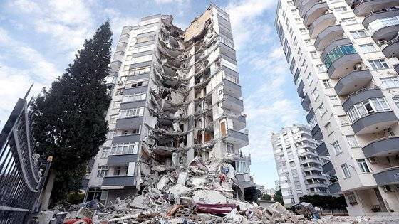 지난 6일(현지시간) 튀르키예에서 발생한 강진으로 내진 설계 되지 않은 다층 건물들이 무너지면서 인명피해를 키웠다는 지적이 나온다. 사진은 튀르키예 아다나의 한 다층 건물이 강진으로 와르르 무너져 버린 모습. 로이터=연합뉴스