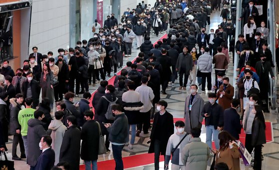 지난 1일 서울 강남구 코엑스에서 열린 세미콘 코리아 2023를 찾은 기업 관계자 및 관람객들이 긴 줄을 서고 있다. 뉴스1