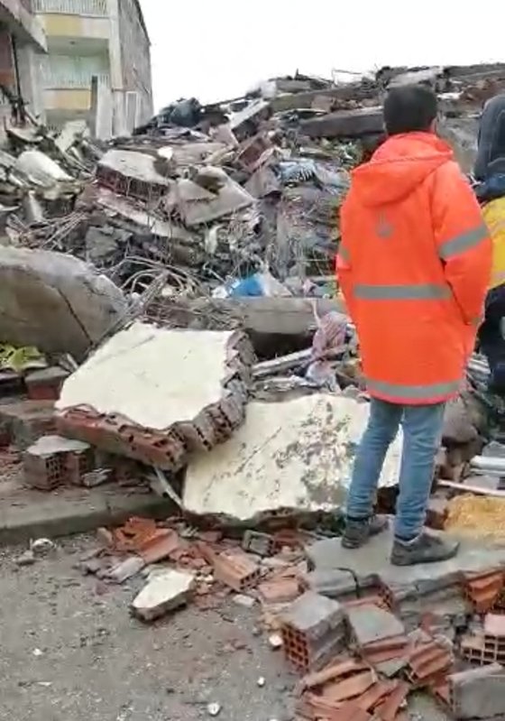 7일 오후, 튀르키예 아디야만 시내의 무너져내린 건물에서 구조 작업이 벌어지고 있다. 요순의 할머니가 살던 곳이라고 한다. 사진 요순 아카이