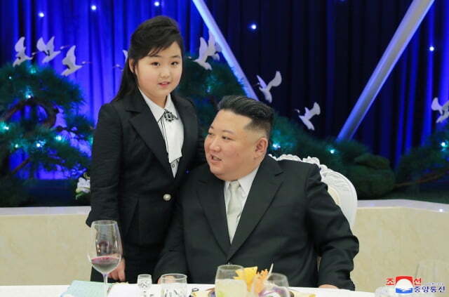북한 김정은 국무위원장이 지난 7일 건군절(2월 8일) 75주년 기념연회에 참석했다고 조선중앙통신이 8일 보도했다. / 사진=연합뉴스