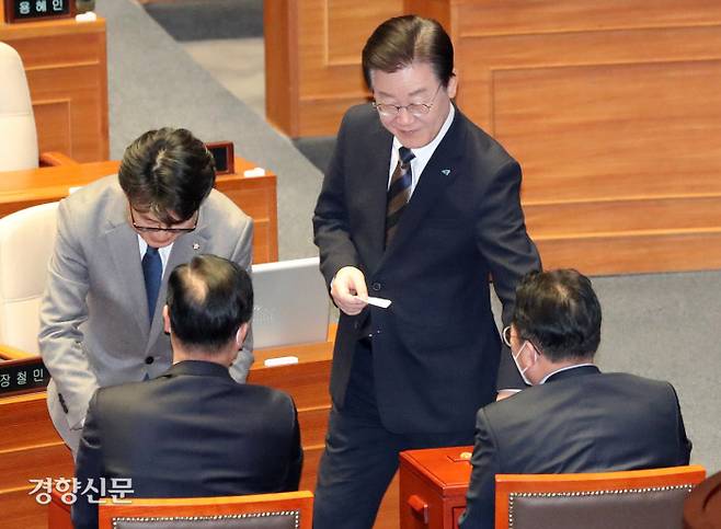 투표용지 들고 이재명 더불어민주당 대표와 진성준 원내수석부대표가 8일 국회 본회의장에서 이날 상정된 이상민 행정안전부 장관 탄핵소추안에 투표하고 있다. 박민규 선임기자