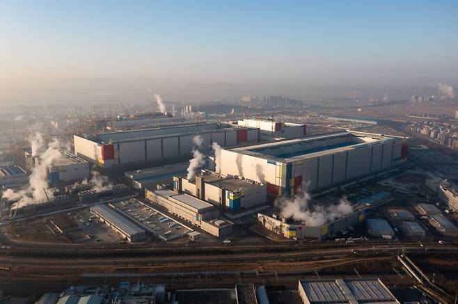 Samsung Electronics' chip manufacturing complex in Pyeongtaek, Gyeonggi Province. (Bloomberg)