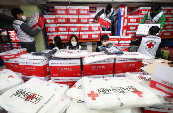 Staff at the Korean Red Cross prepare emergency supplies such as blankets in preparation in Suwon, Gyeonggi, on Wednesday, to support relief efforts after a devastating earthquakes struck Turkey and Syria. [YONHAP]