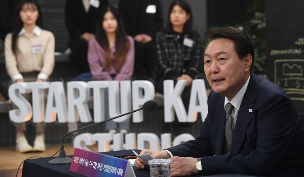 윤석열 대통령이 7일 대전 한국과학기술원(KAIST)에서 열린 ‘과학기술·디지털 혁신기업인과의 대화’에서 발언하고 있다. 윤 대통령은 “지방정부도 첨단 과학기술과 디지털 혁신에 팔을 걷어붙여야 한다”고 강조했다. 김지훈 기자