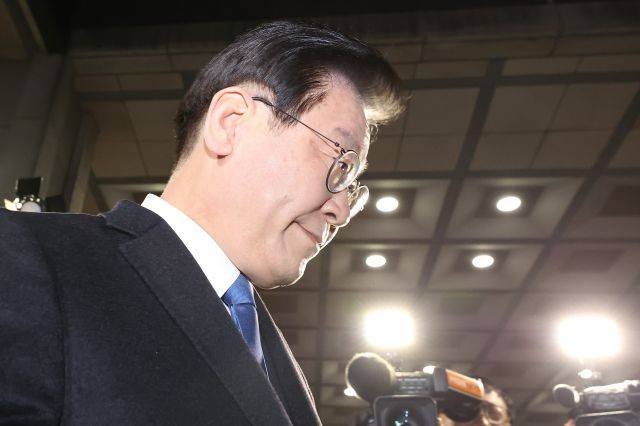 위례·대장동 개발 비리 사건과 관련해 피의자 신문 조사를 마친 이재명 더불어민주당 대표가 지난달 28일 오후 서울 서초구 서울중앙지검에서 차량으로 향하고 있다. 연합뉴스