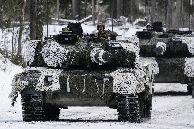 덴마크의 독일 주력전차인 레오파드2 전차가 지난 5일 에스토니아 타파 지역에서 겨울 훈련을 하고 있다. AP연합뉴스
